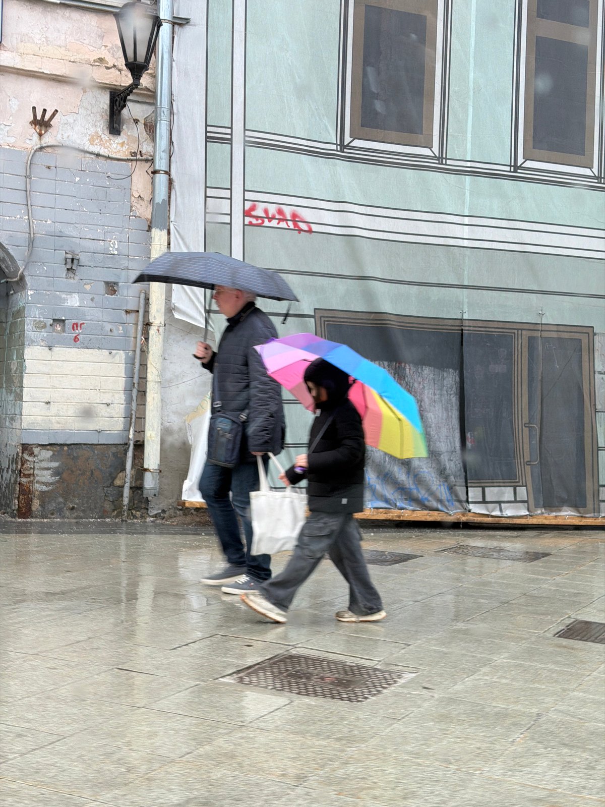 Rainy afternoon scenes documented across Moscow locations