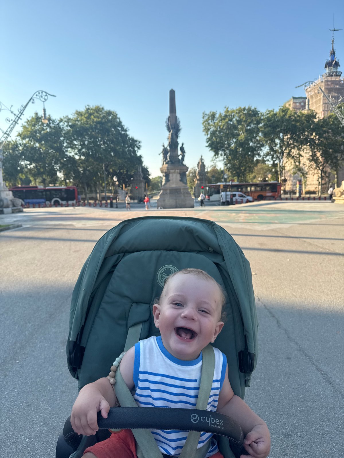A casual Barcelona morning mixing parks, street art, and wildlife