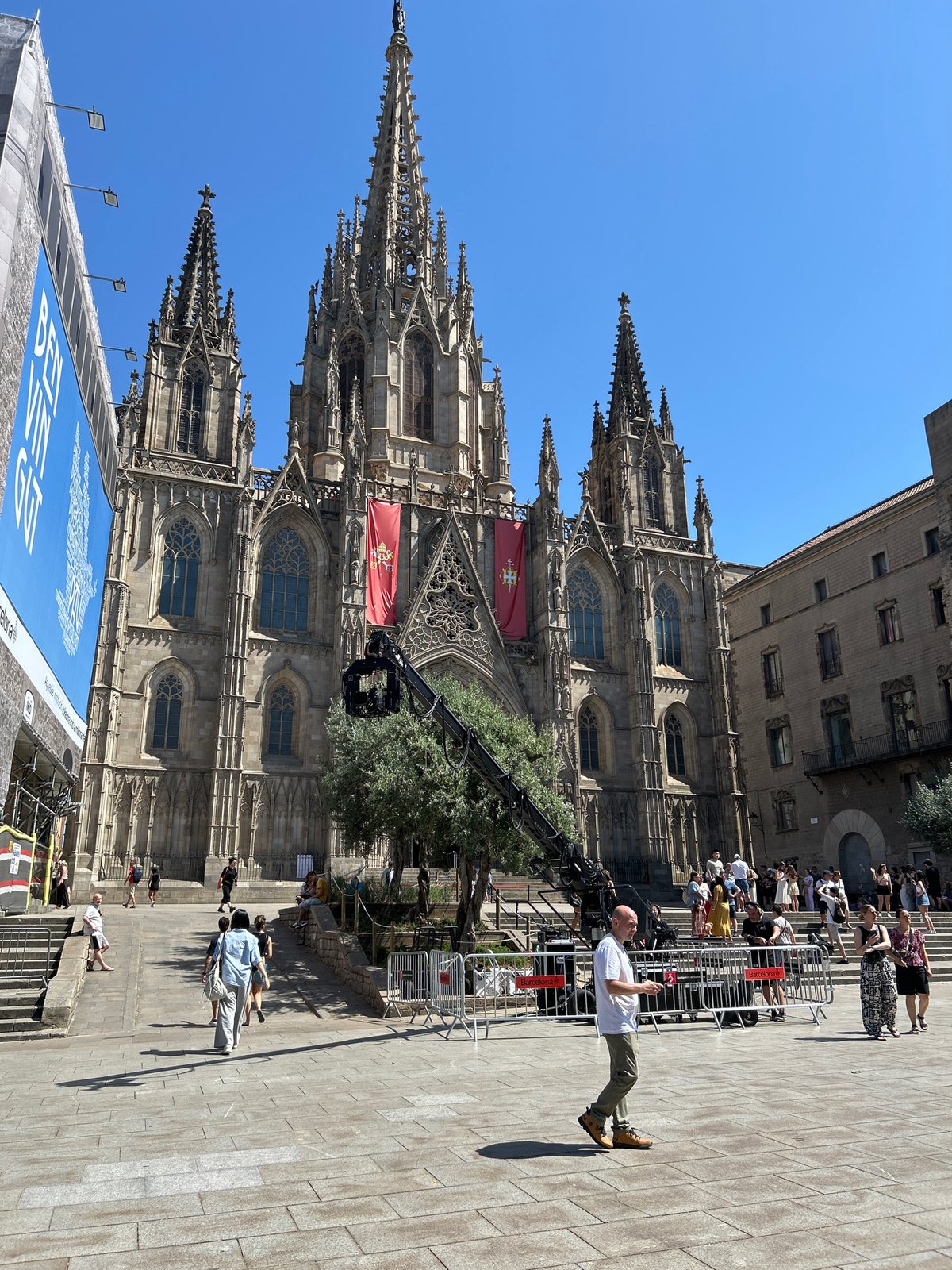 Barcelona Gothic Quarter street life documented over two hours