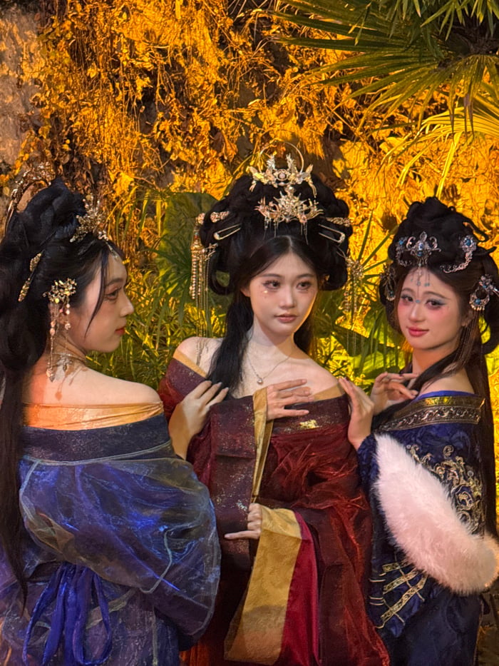 Traditional Chinese cultural performance captured in Yuzhong District