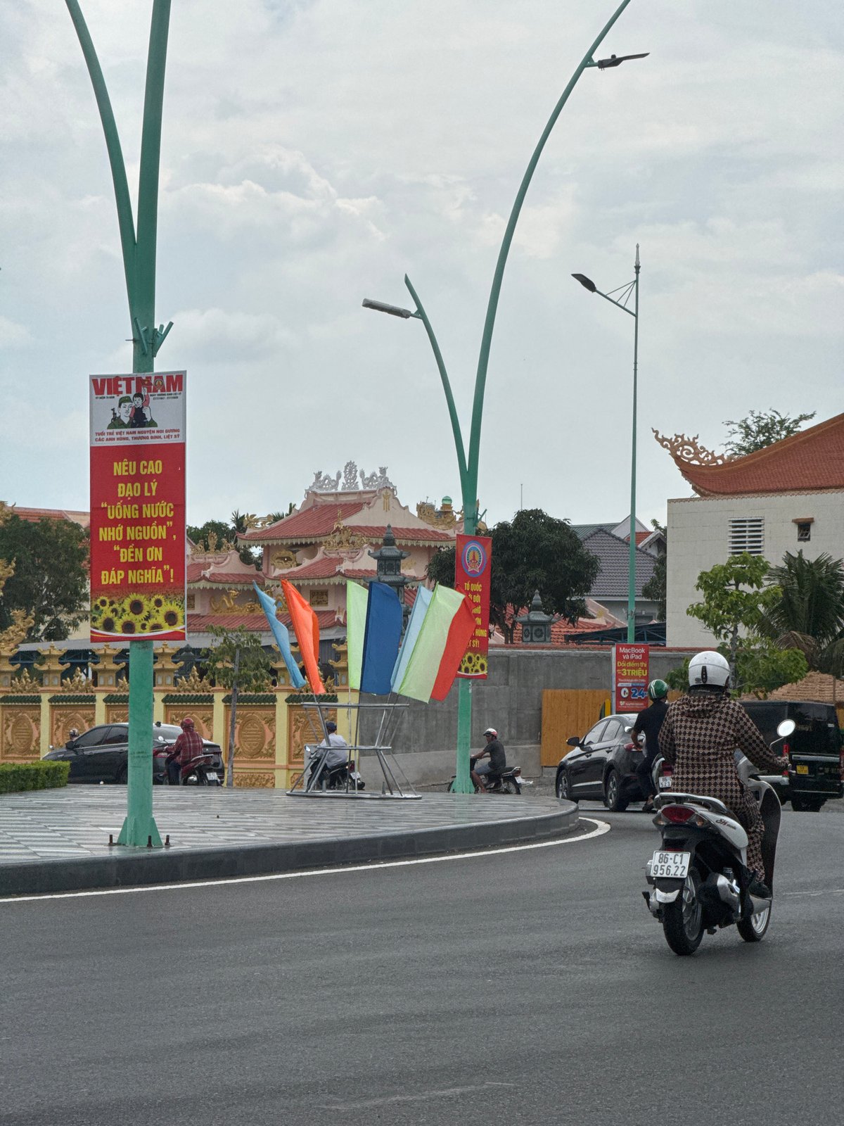 Phan Thiết street life: bikes, landmarks, and everyday commutes