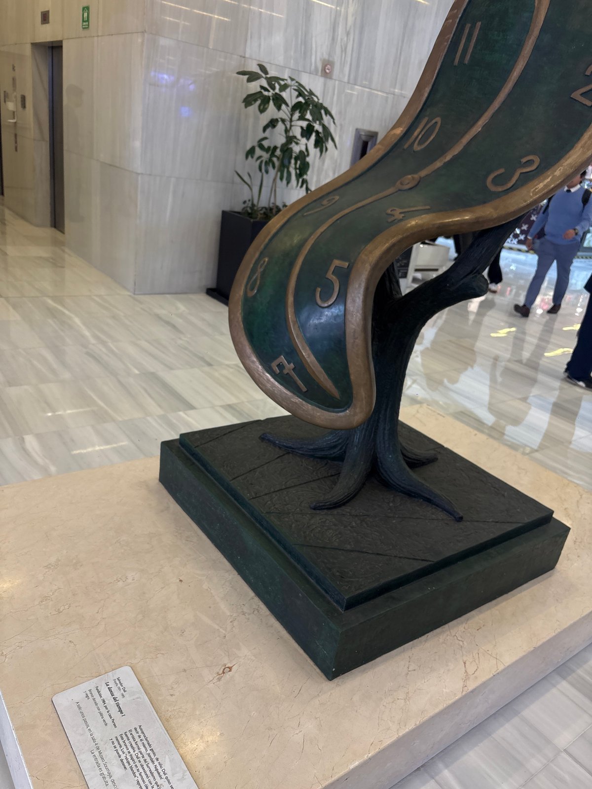 Dalí melting clock sculpture observed in Mexico City mall