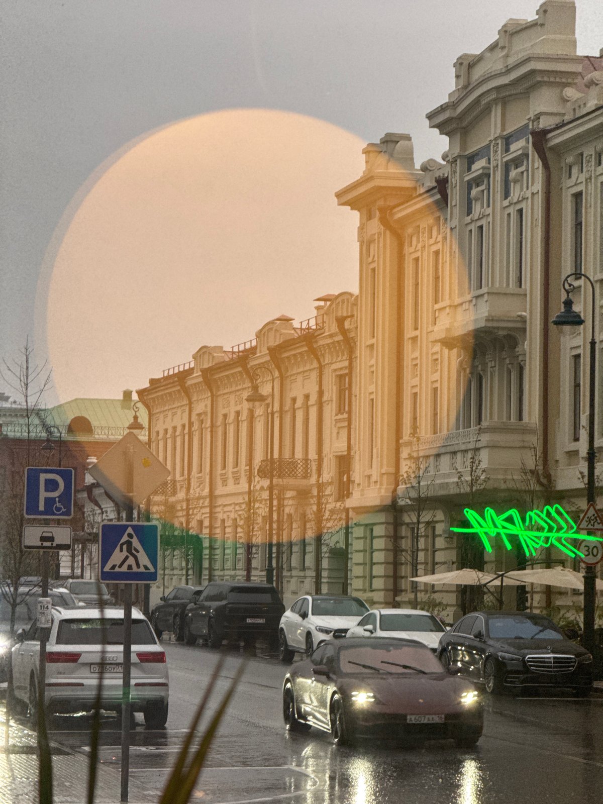 Ordinary afternoon moments captured across Kazan cafes and streets