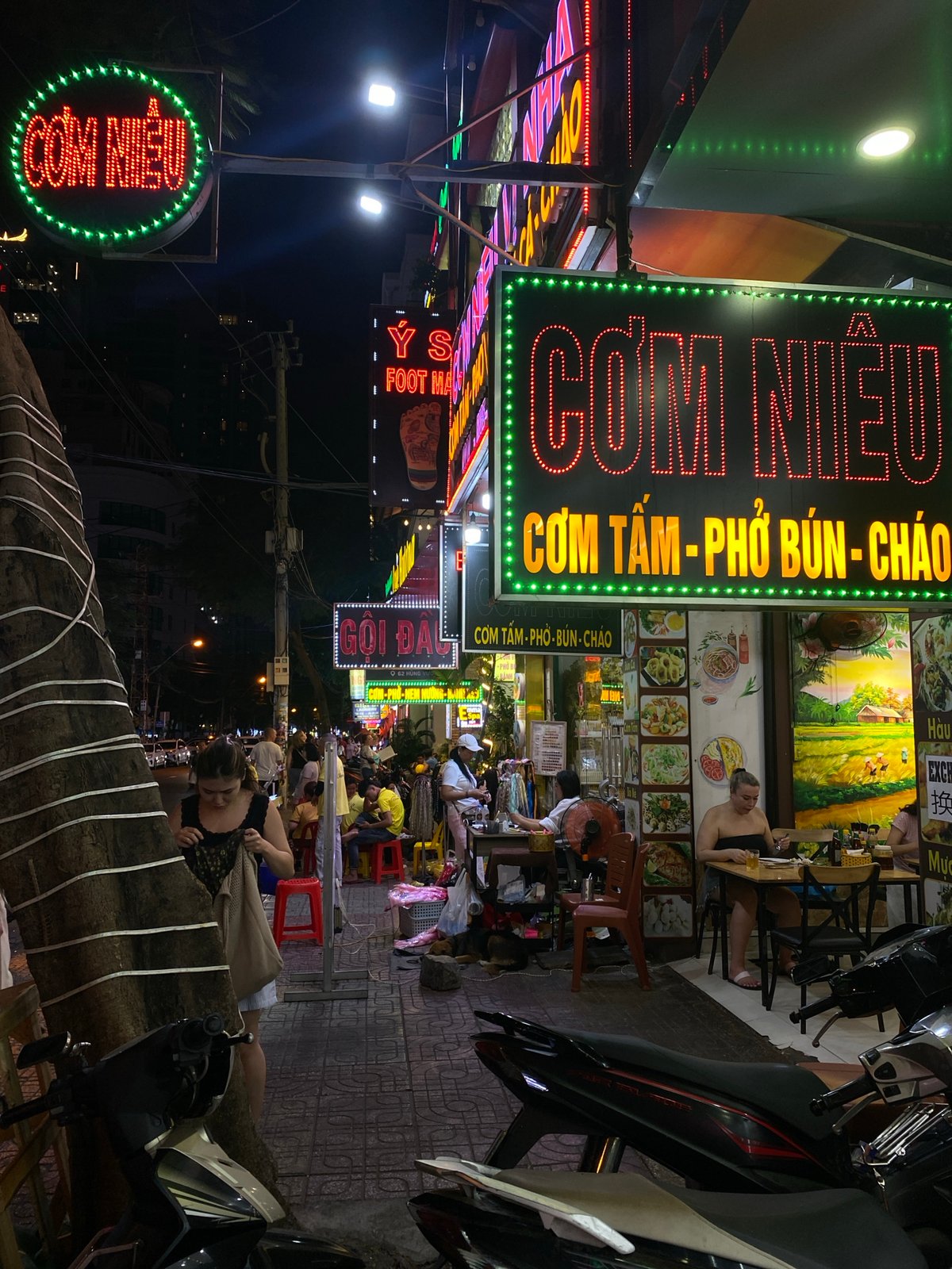 Evening wandering through Nha Trang's alleyways, food, and spa stops
