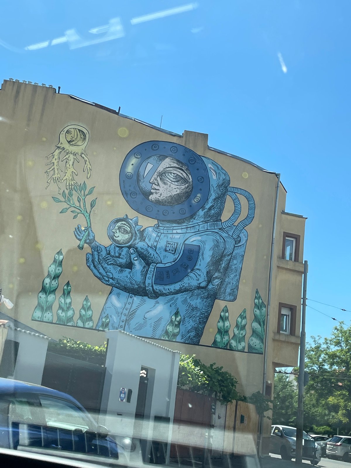 Routine urban scenes documented across central Bucharest