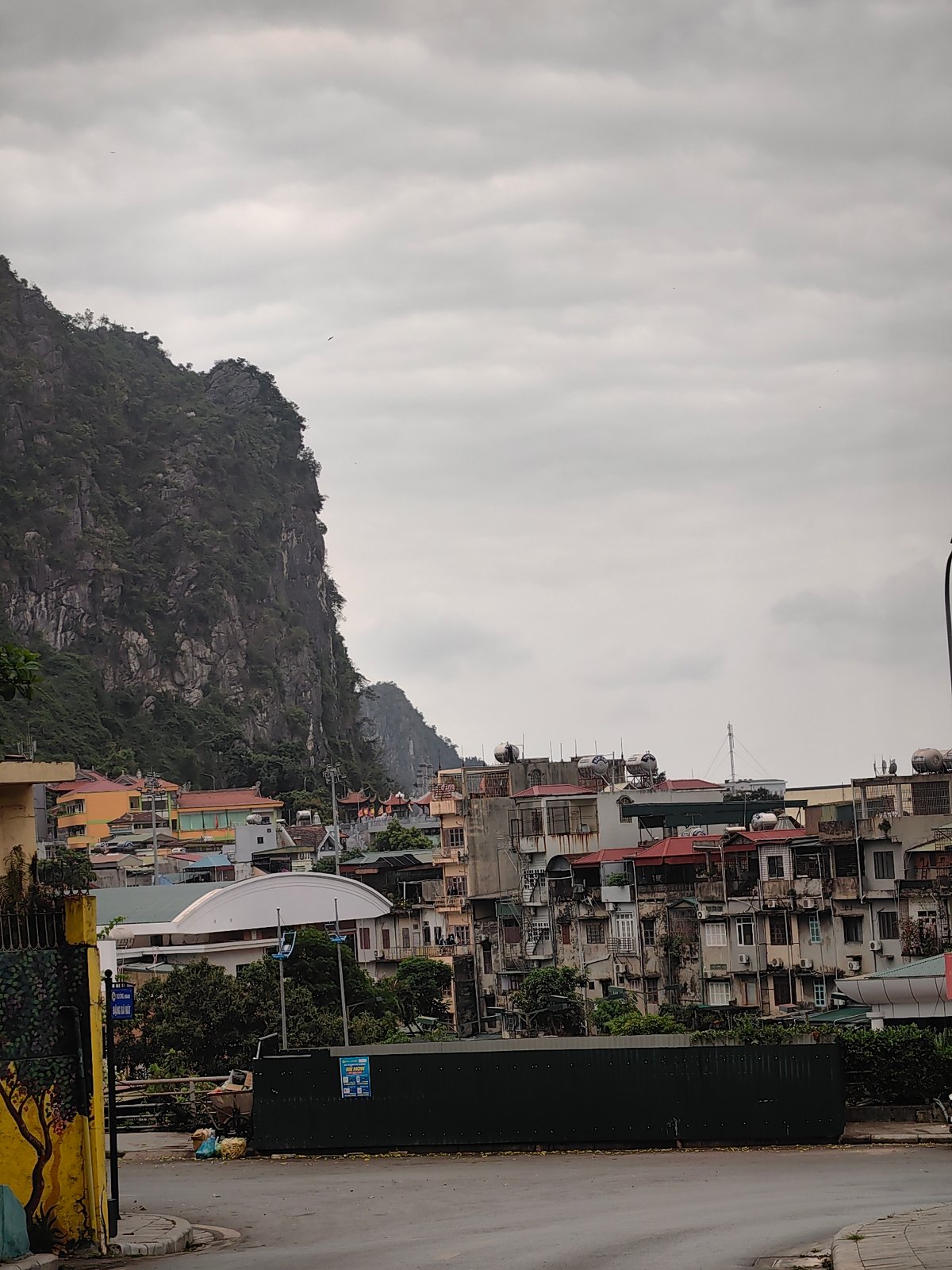 Morning street scenes documented in Hong Gai Ward, Vietnam