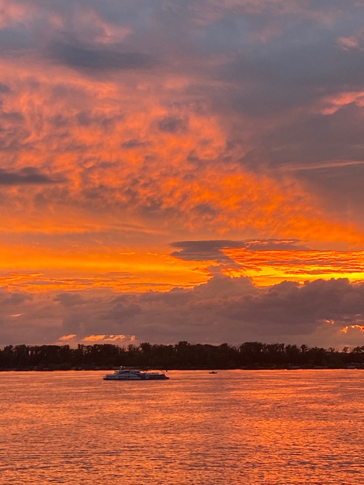 Sunset over the Volga River draws people to the Novokuybyshevsk embankment