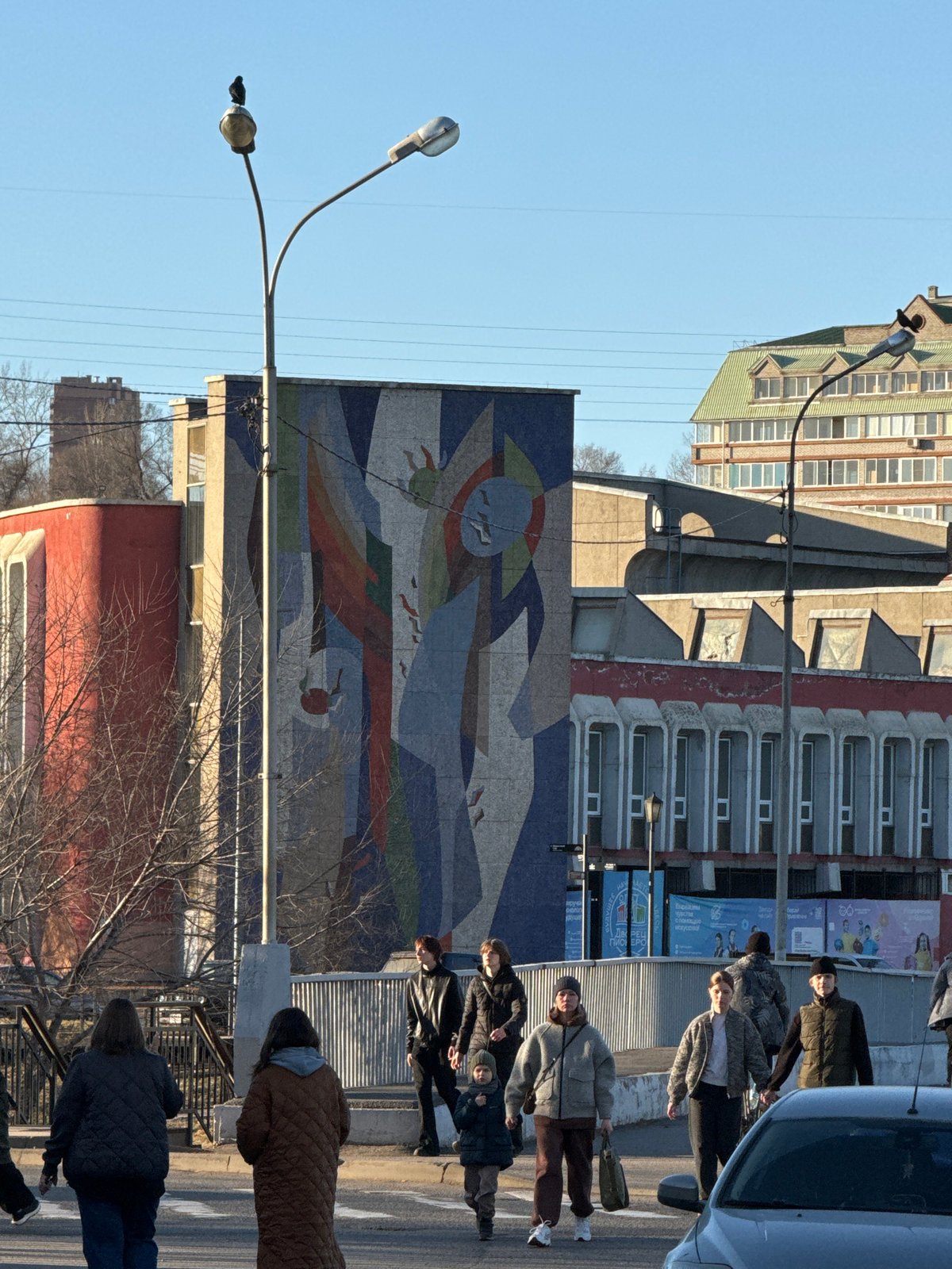 Daily life documented across Krasnoyarsk during April morning hours