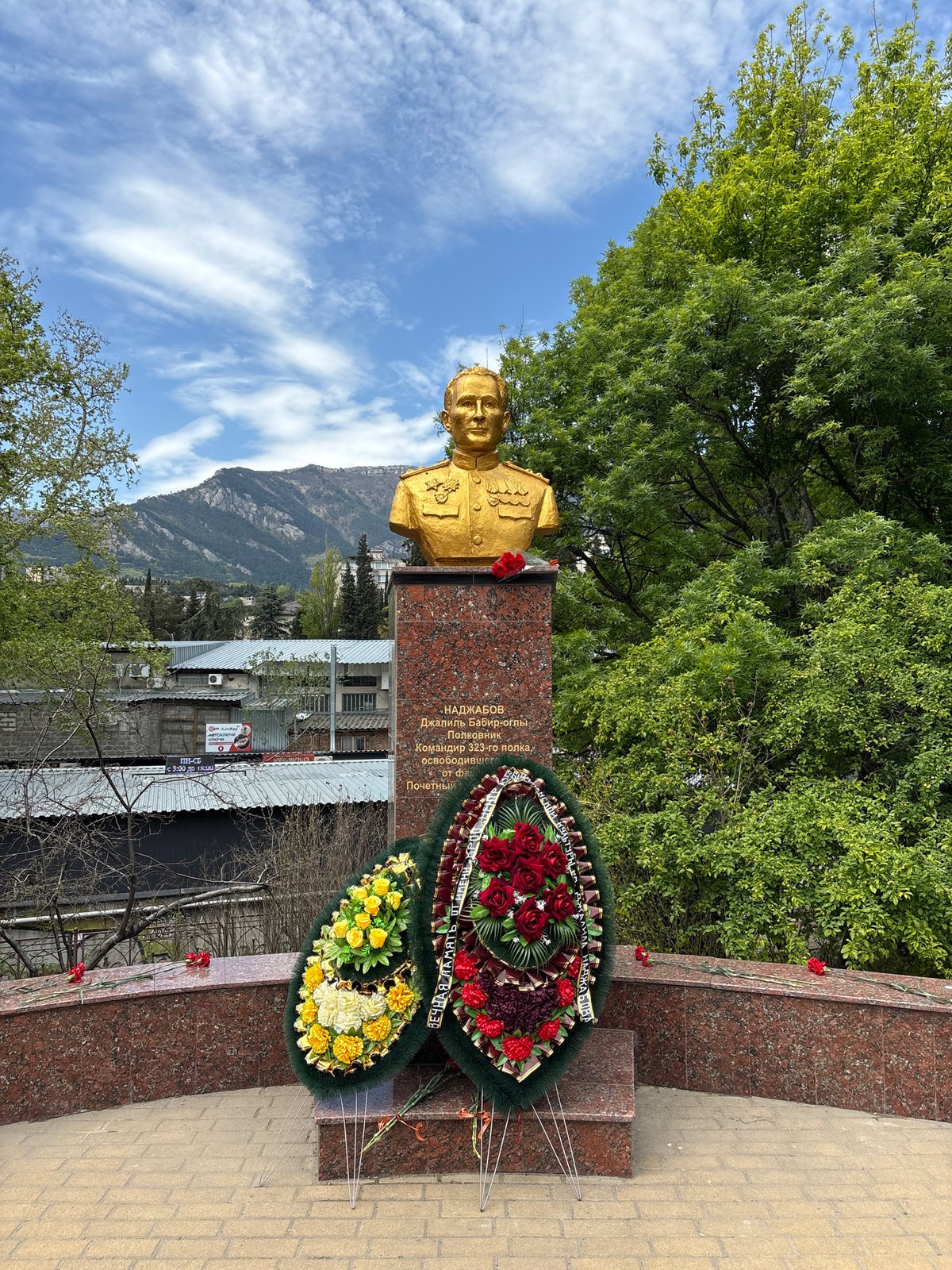 Witness documents Yalta market scenes and military monument