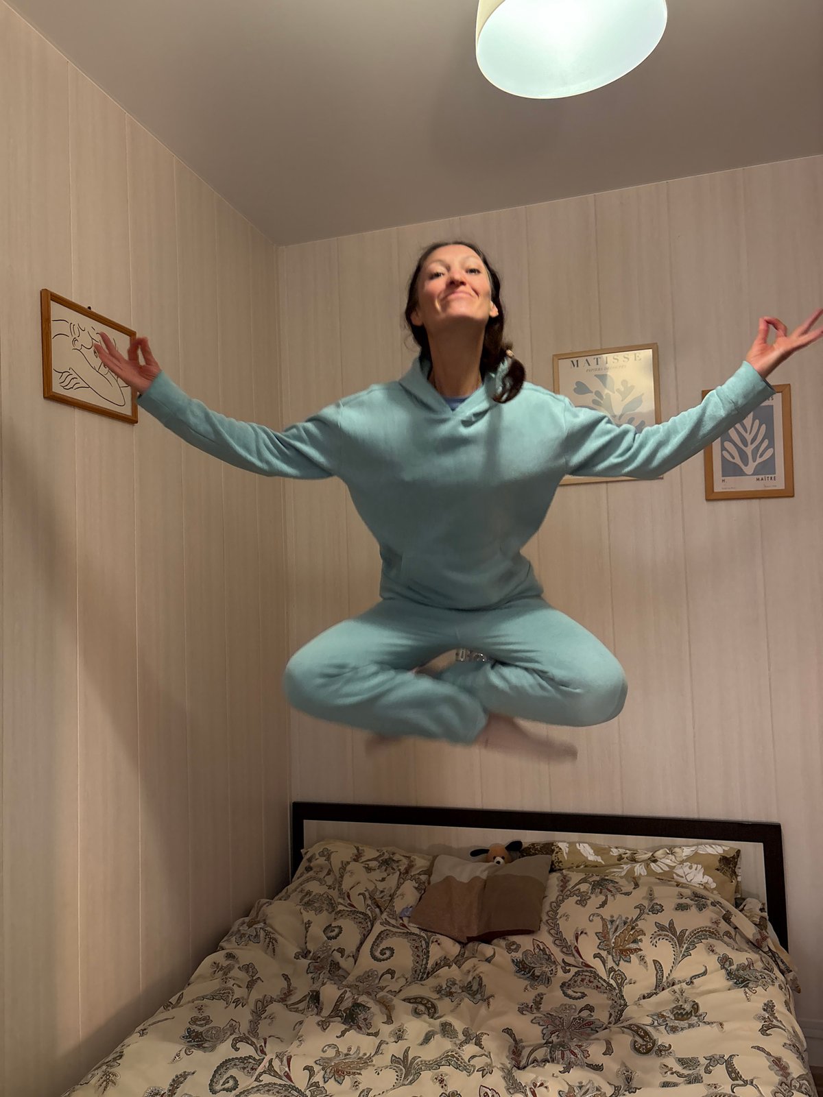 Woman in blue sweatsuit reportedly levitating in Gelendzhik room