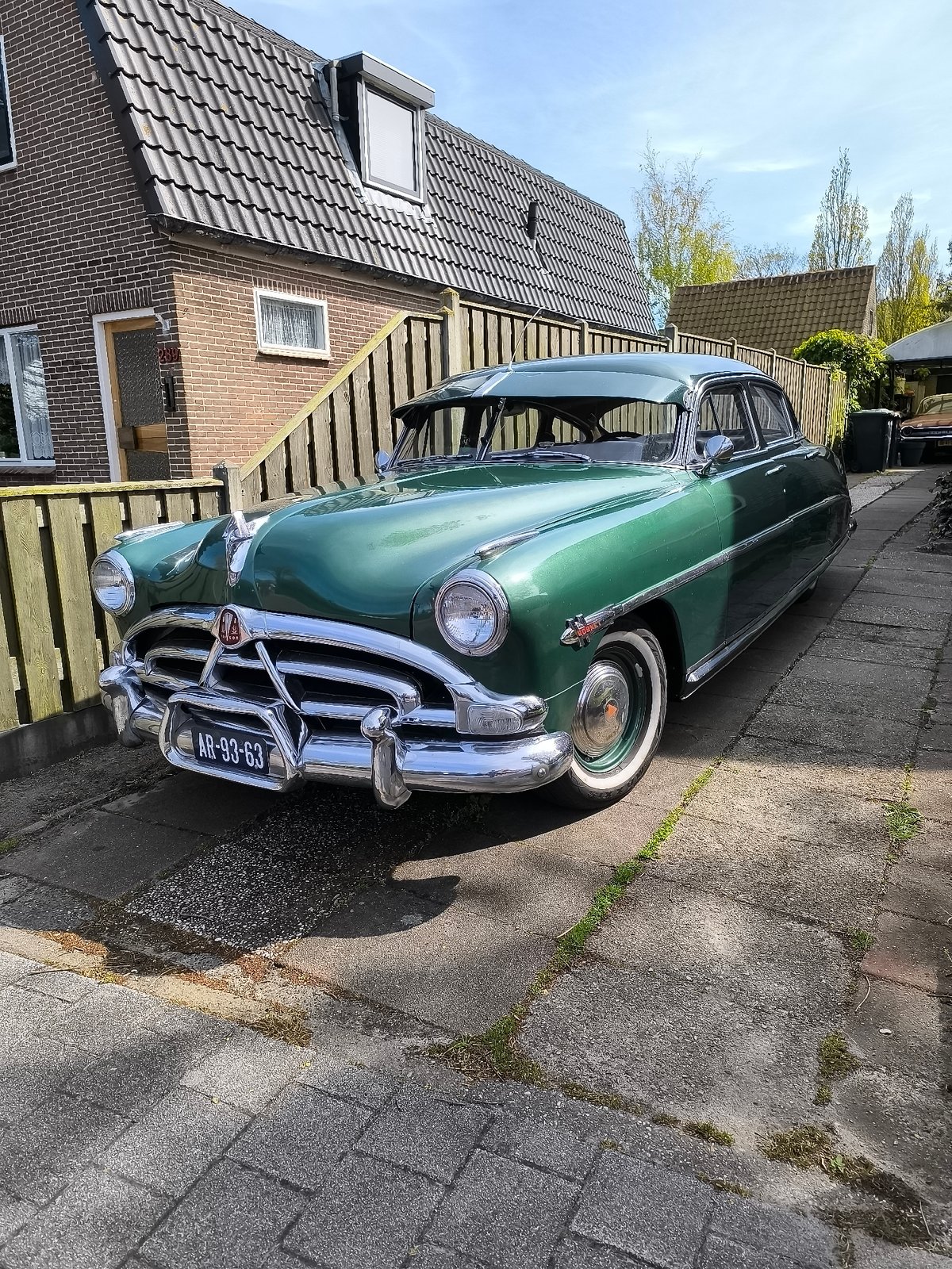 Green vintage car spotted in Bergen driveway