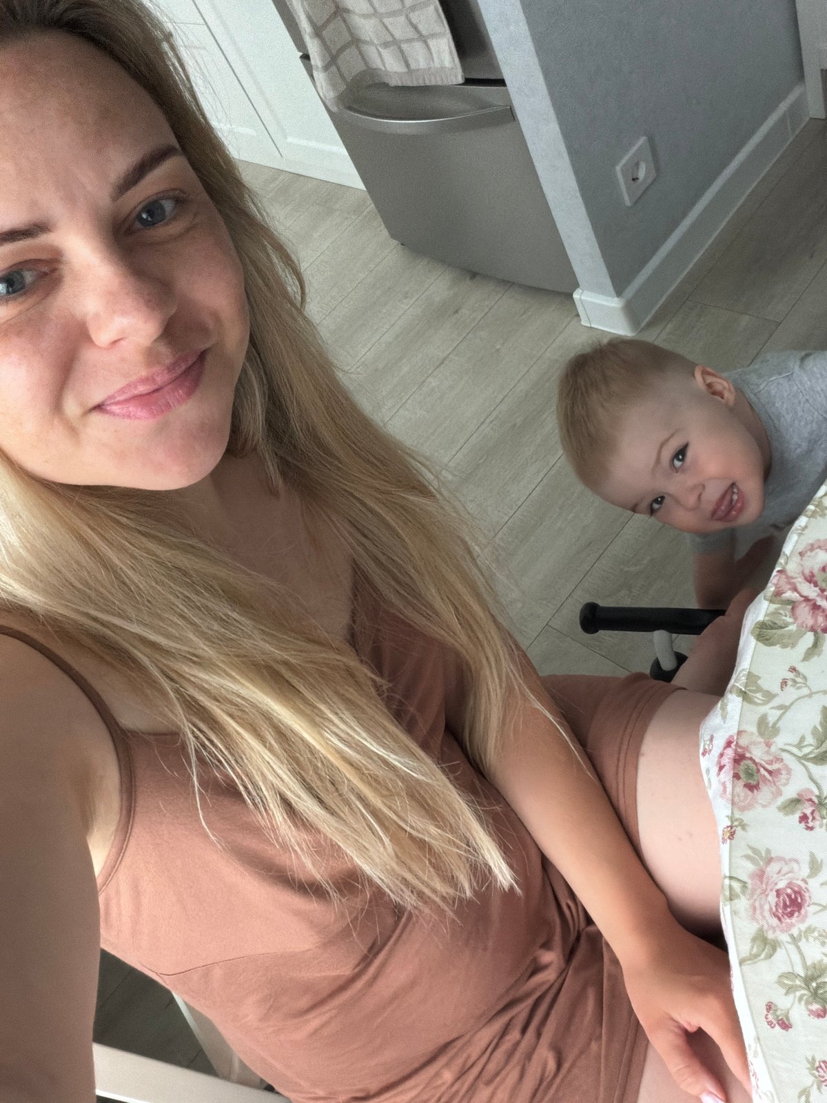 Mother and child morning moment captured in Votkinsk selfies