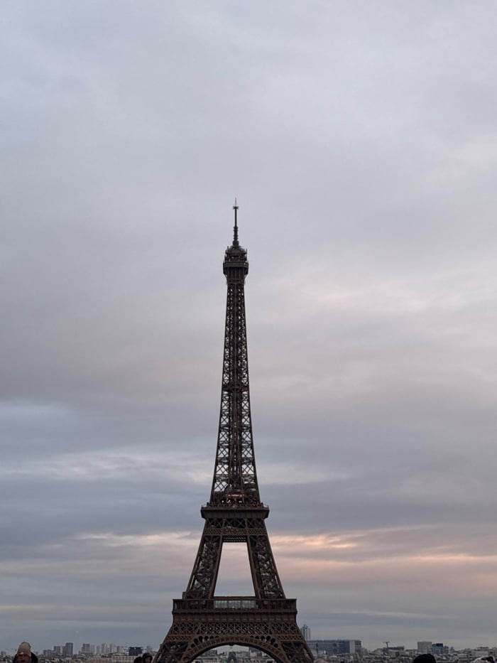 Tourist captures iconic Paris landmarks during afternoon walkabout