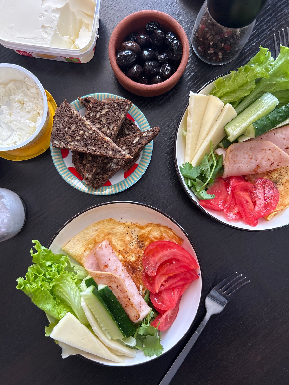 Morning breakfast and street scenes documented in Saint Petersburg