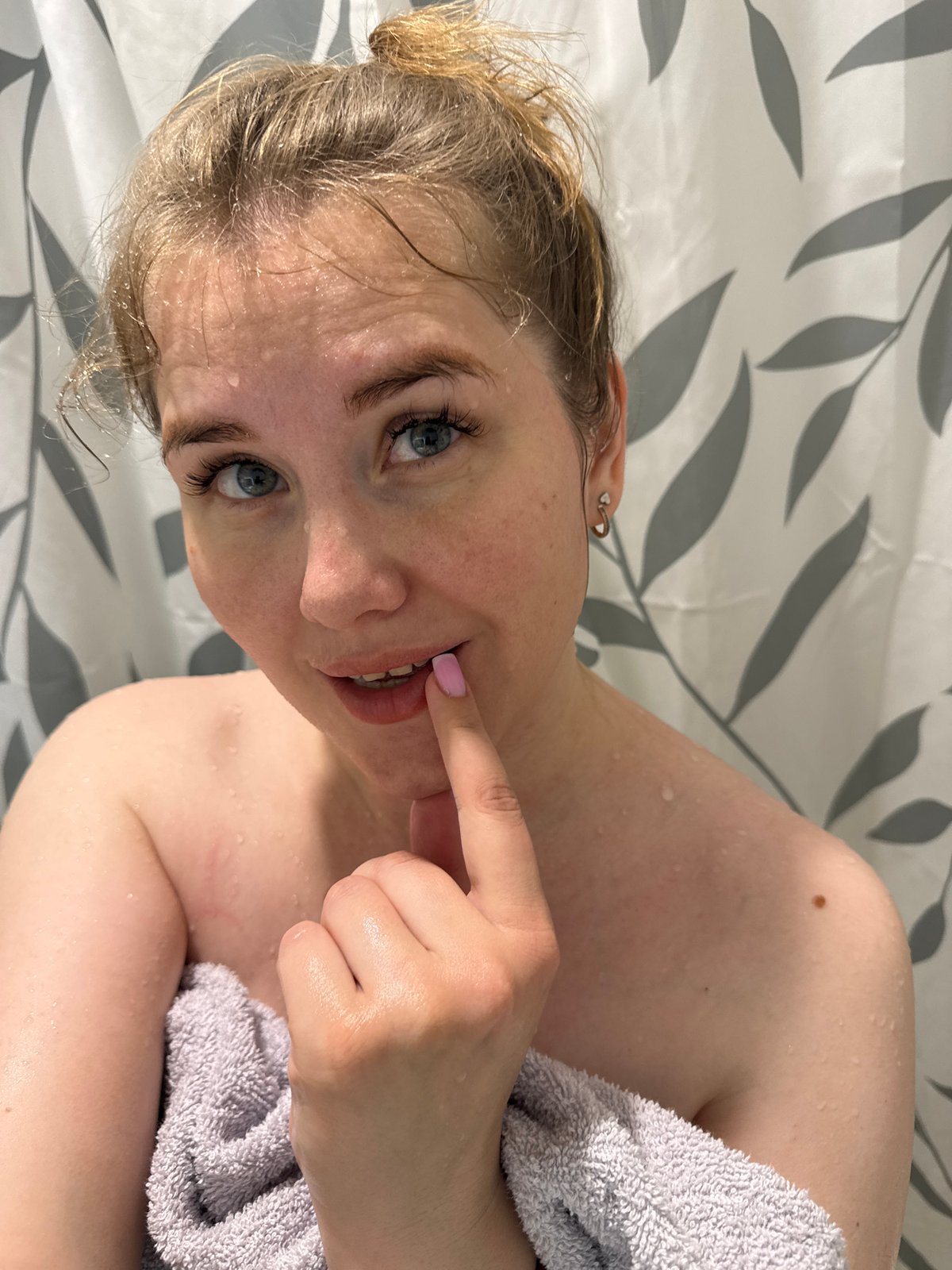Woman takes post-shower mirror selfies in Ферма bathroom