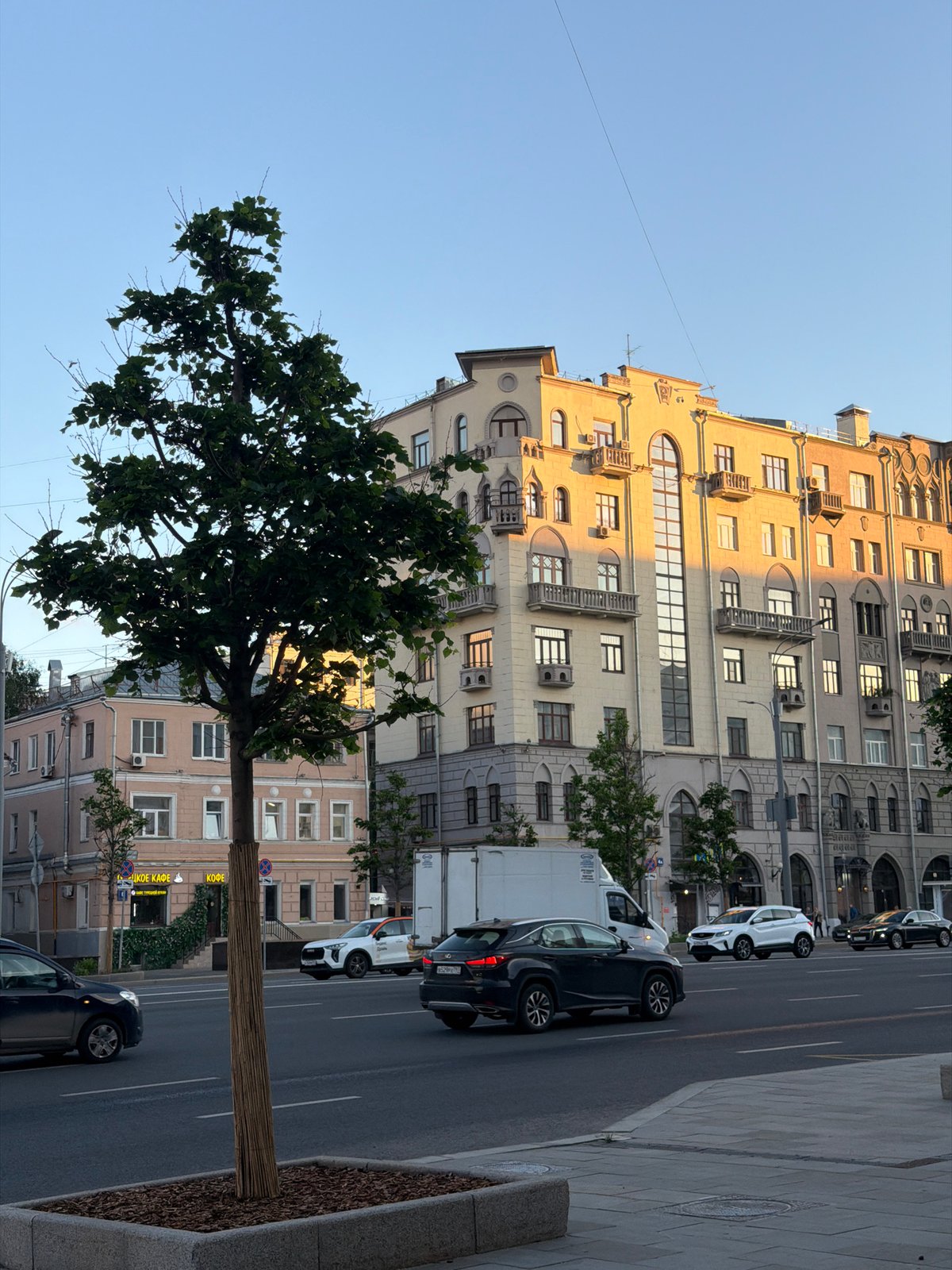 Afternoon walk through central Moscow streets and metro documented