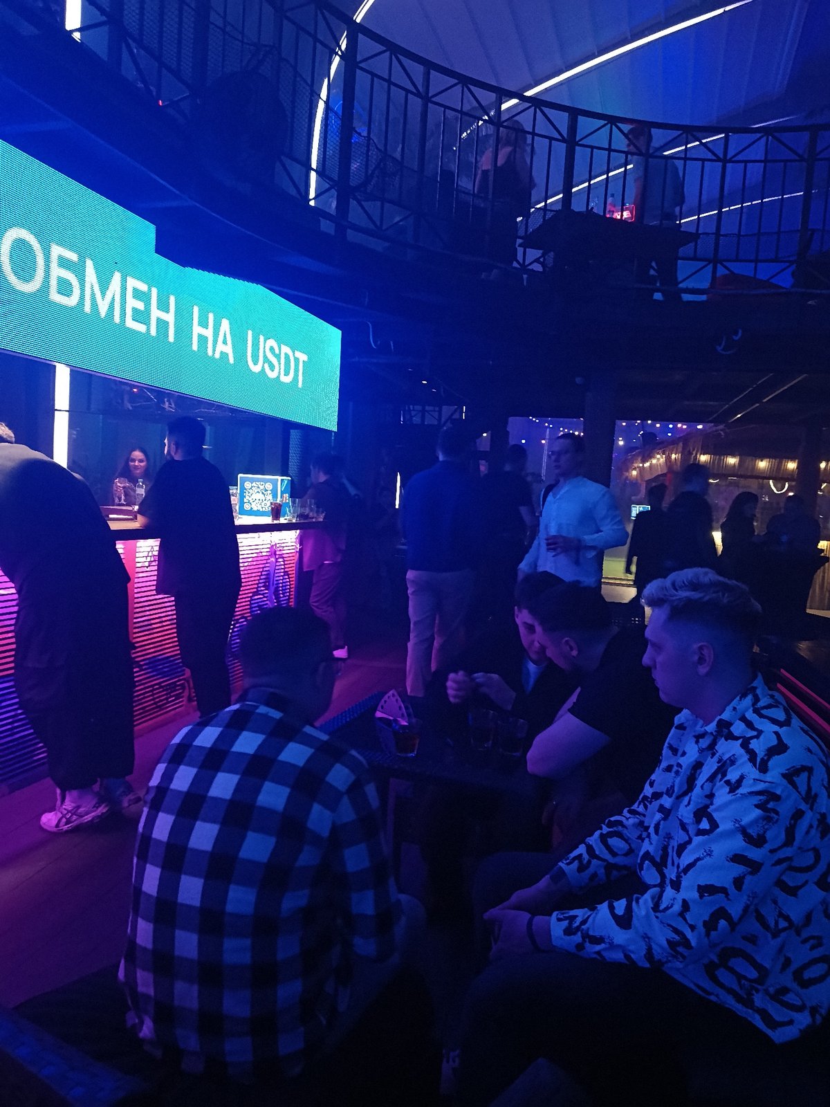 Moscow nightclub scenes captured over three-hour evening period