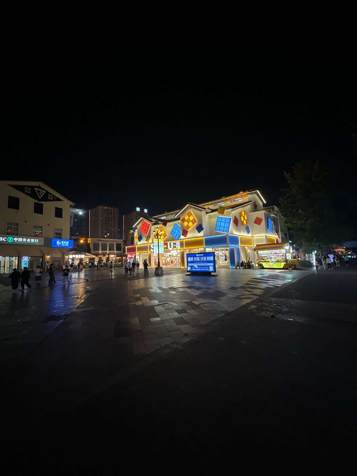Evening street scenes captured in Chongqing High-tech Zone