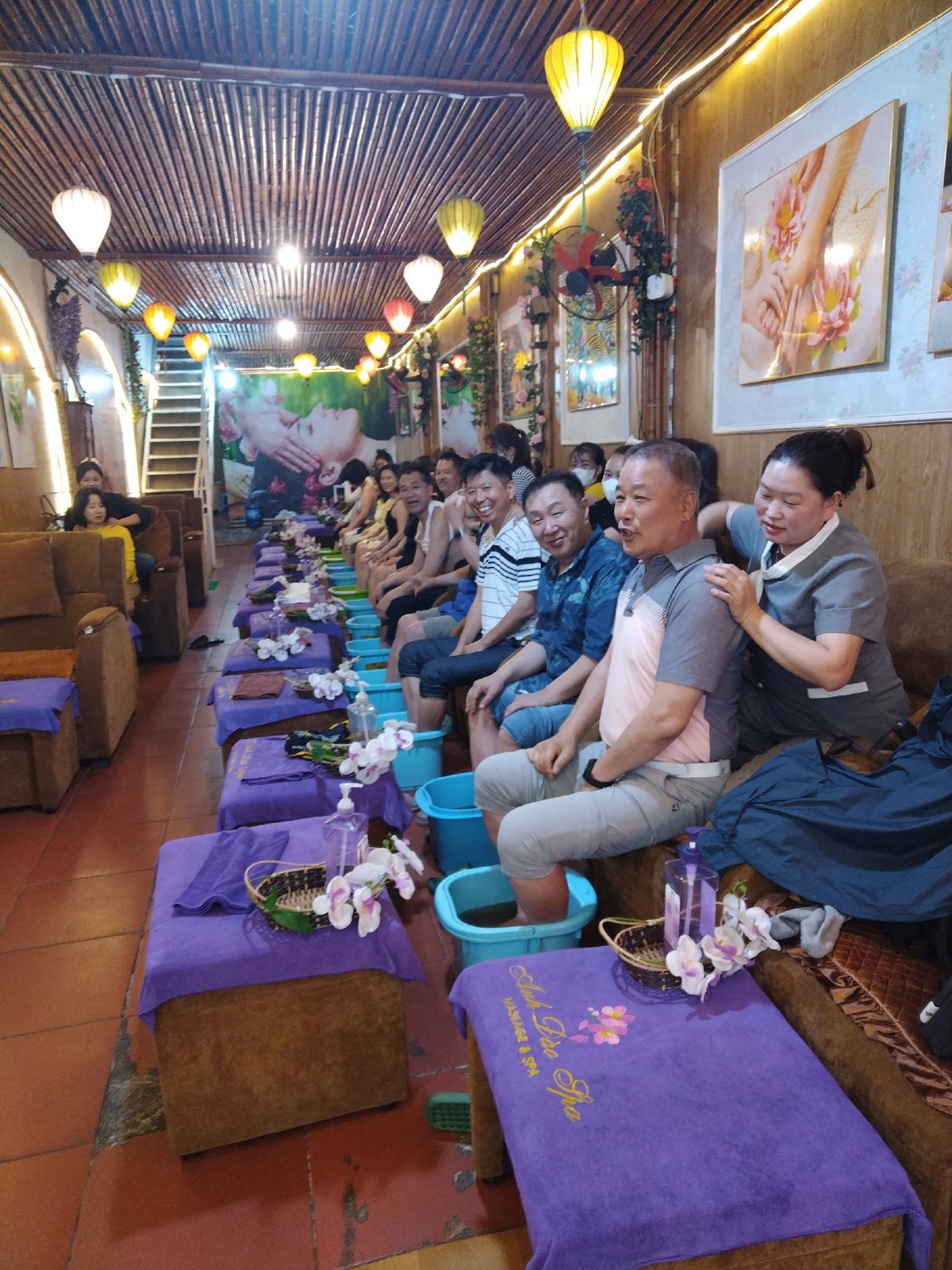 Morning business activity documented in Sa Pa Ward, Vietnam