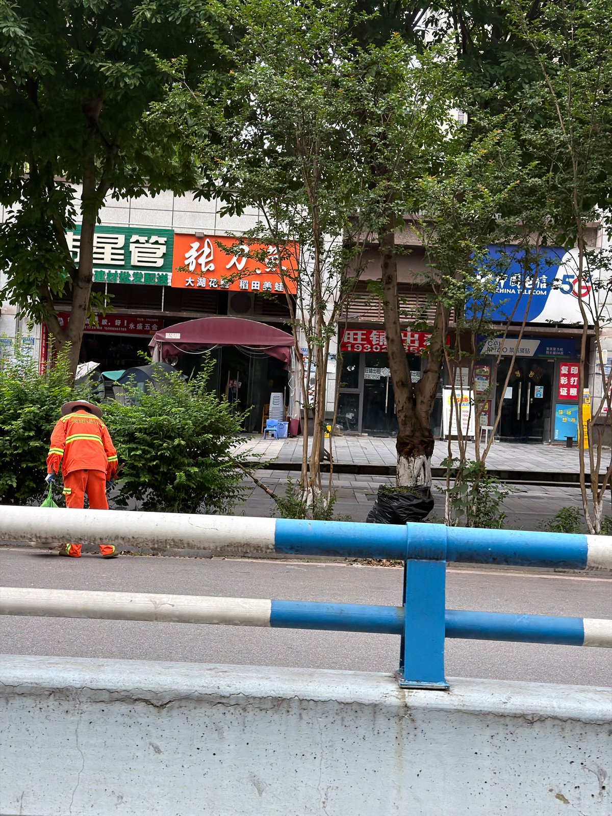 Routine street scenes documented in Chongqing High-tech Zone