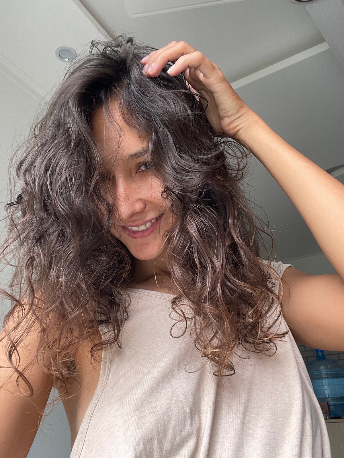 Woman takes morning selfies in Mũi Né resort room