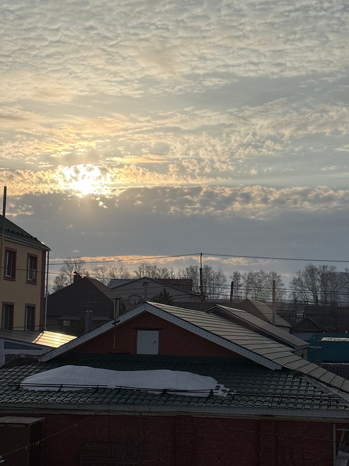 Predawn urban observations documented in Ulyanovsk residential area