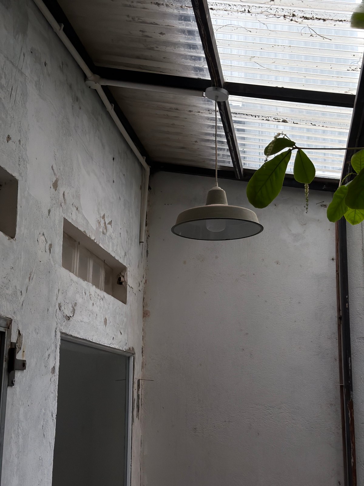 Morning life documented across Đà Nẵng cafes and streets