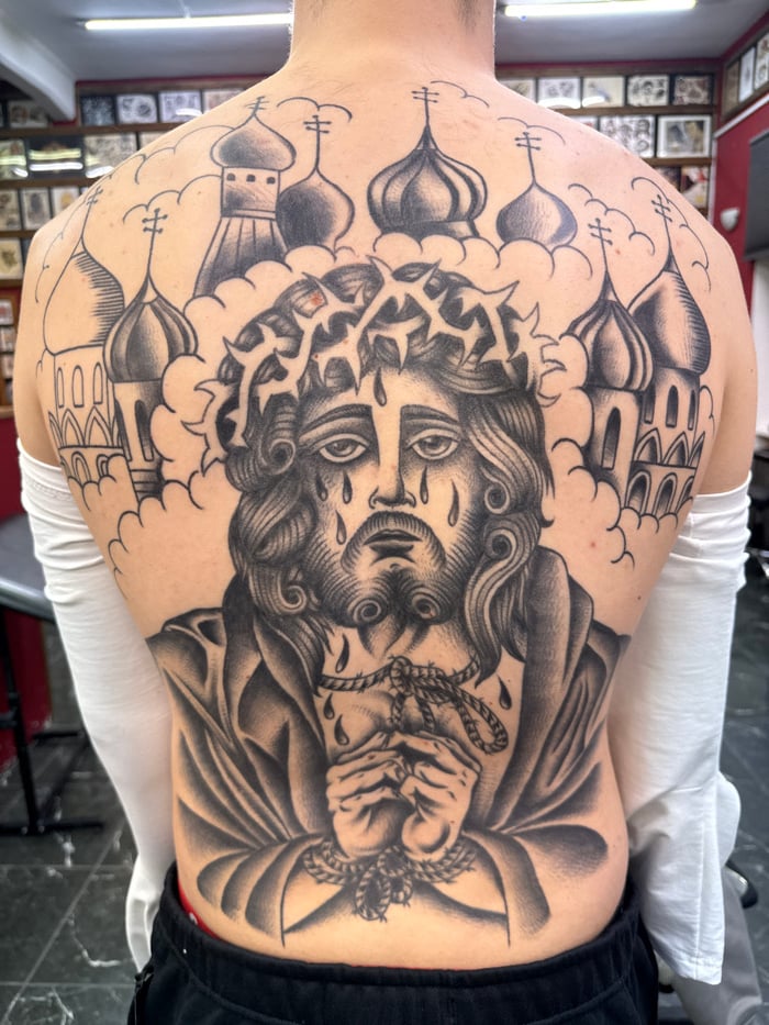 Moscow tattoo parlor session documented over 2.5 hours