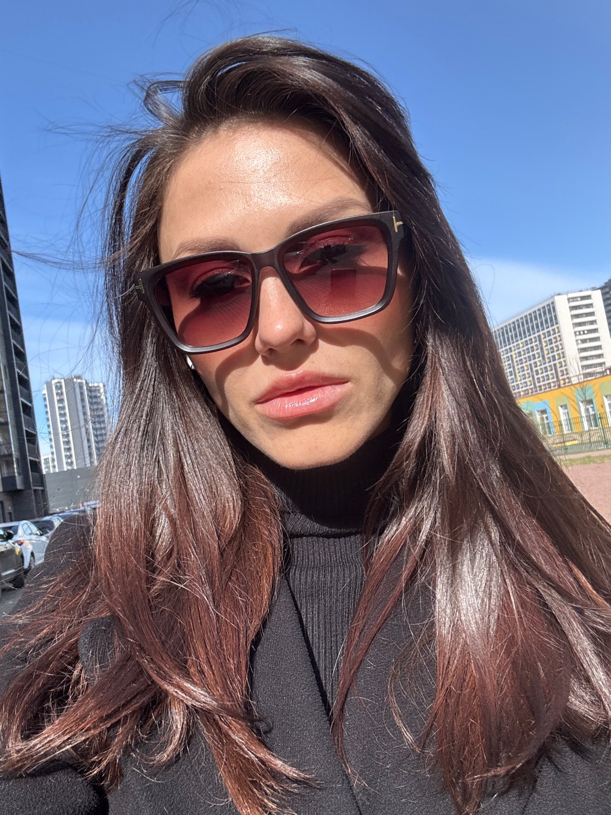 Woman documents casual afternoon moments in Murino, Russia