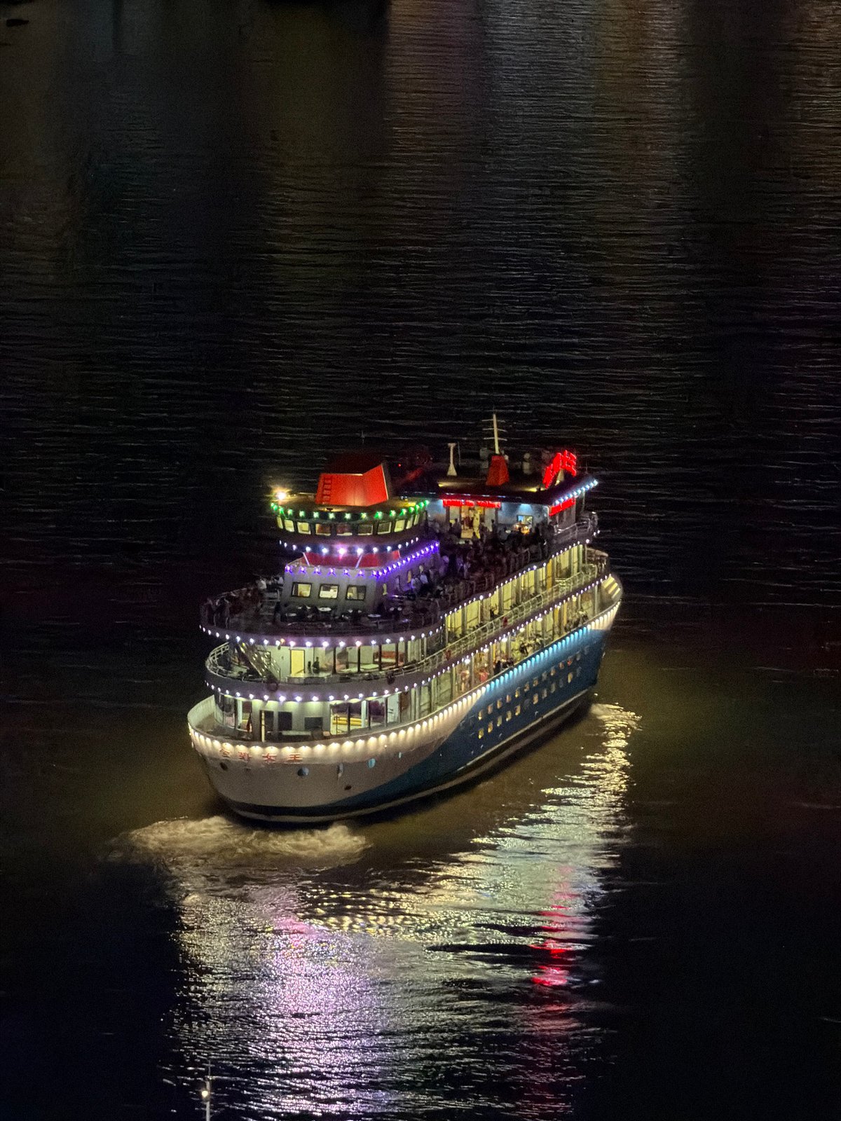 Night portraits and river scenes in Chongqing's historic district