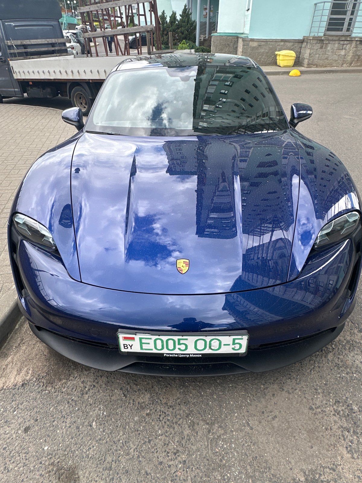 Morning vehicle observations across Minsk include damaged car, wildflowers