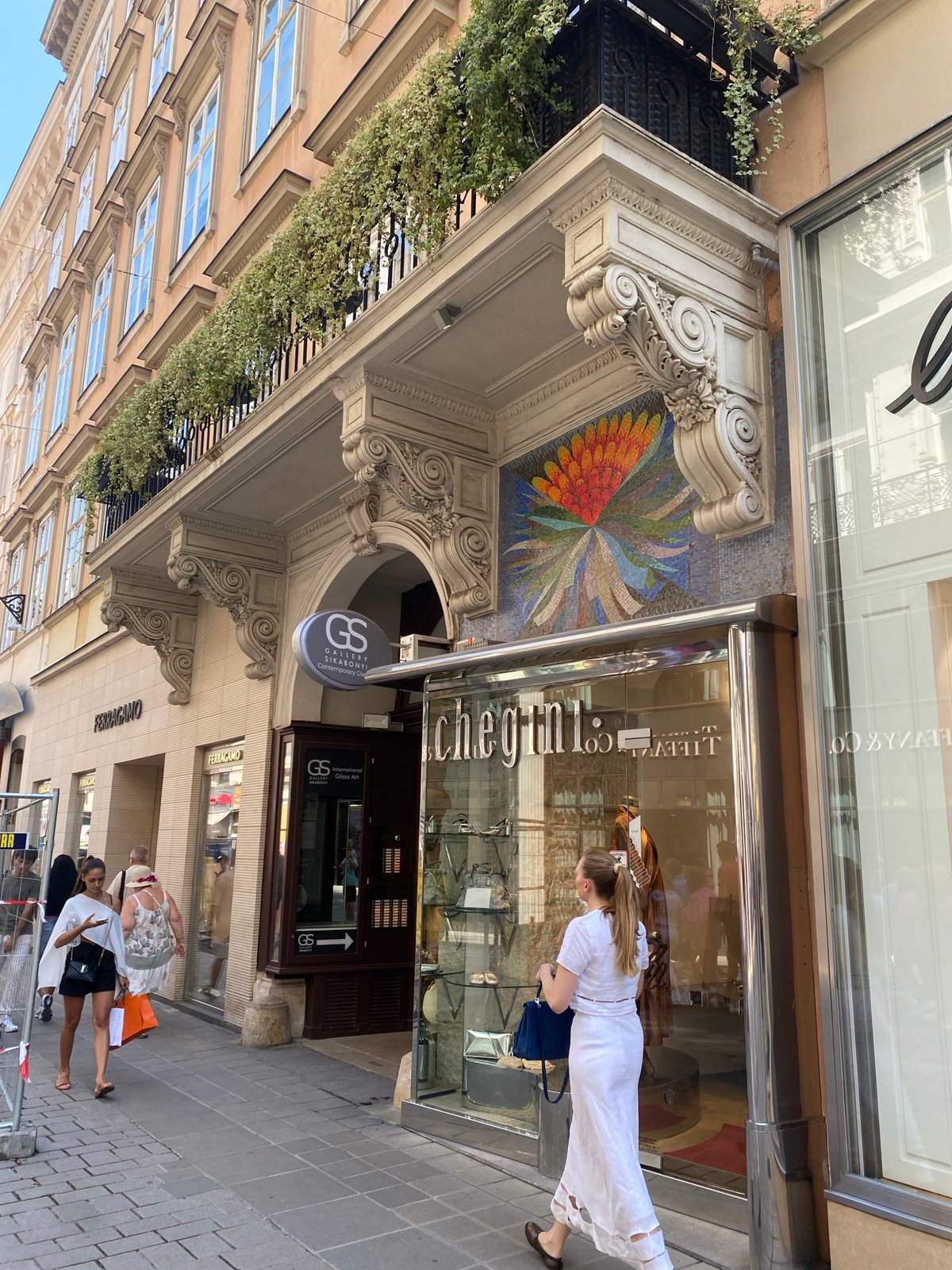 Midday bustle around Vienna's Graben and the Plague Column