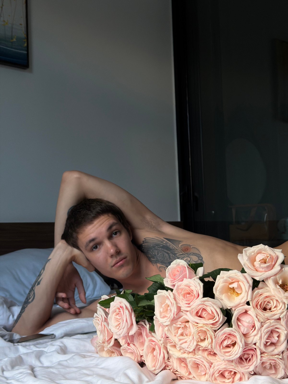 Morning romance with roses and orange cat in Đà Nẵng bedroom