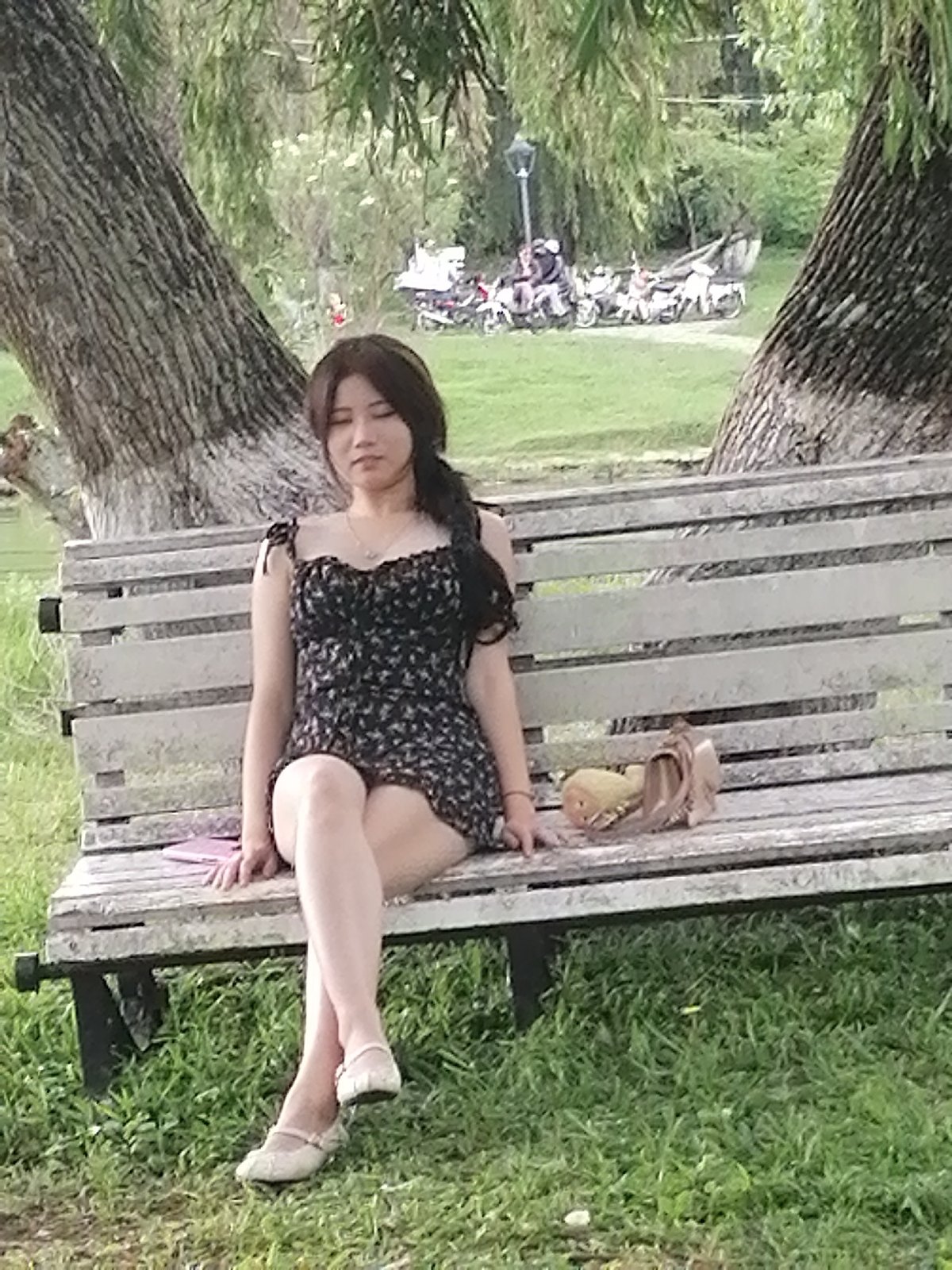 Quiet park moments: bench solitude and a waterside encounter