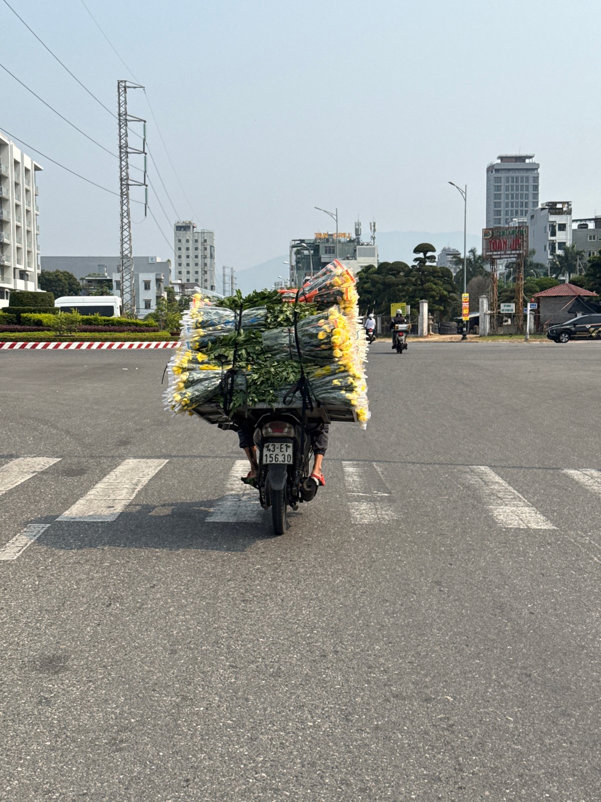 Early morning street life documented in Đà Nẵng, Vietnam