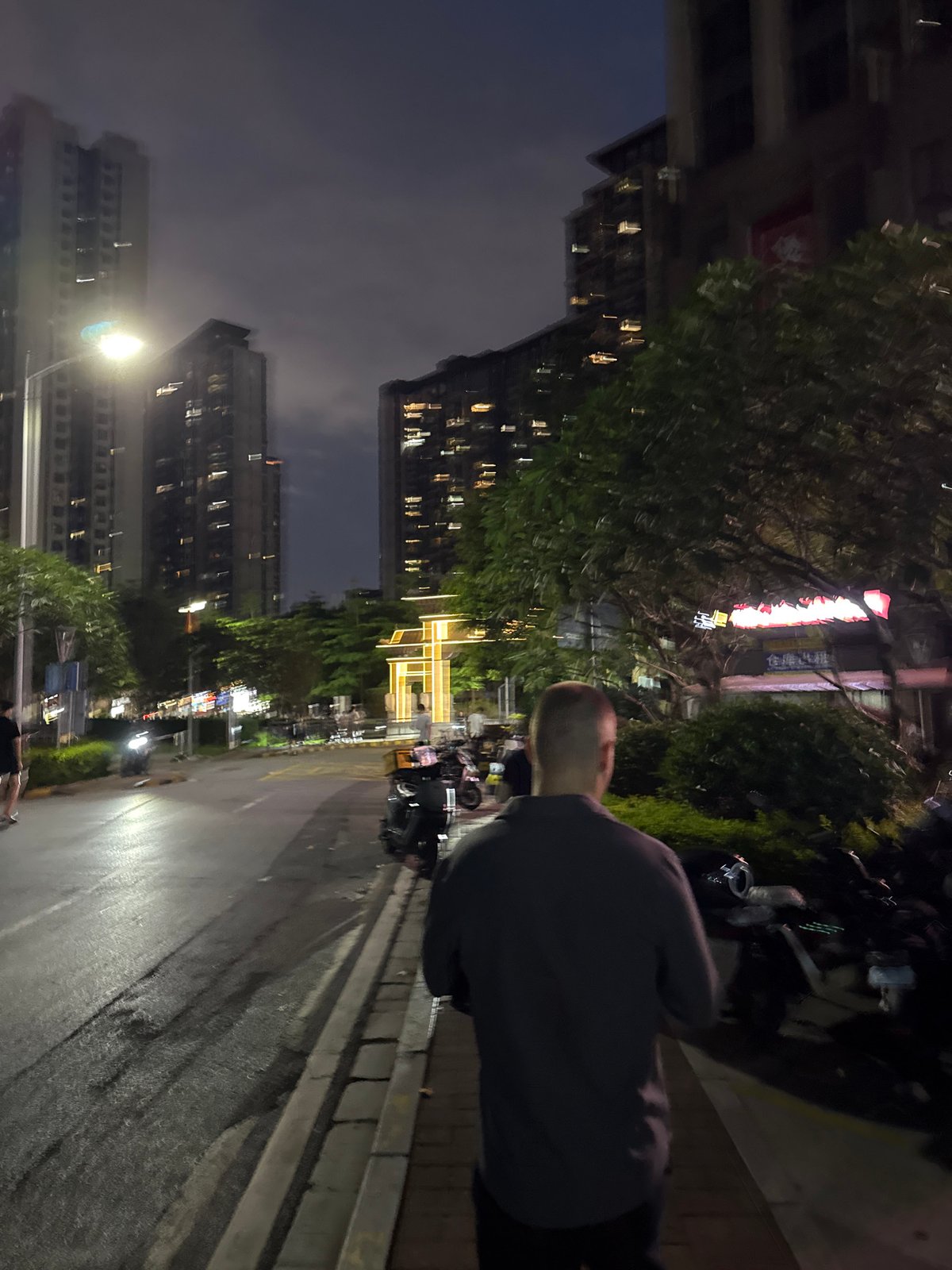 Nighttime street scenes captured in Haizhu District, Guangzhou