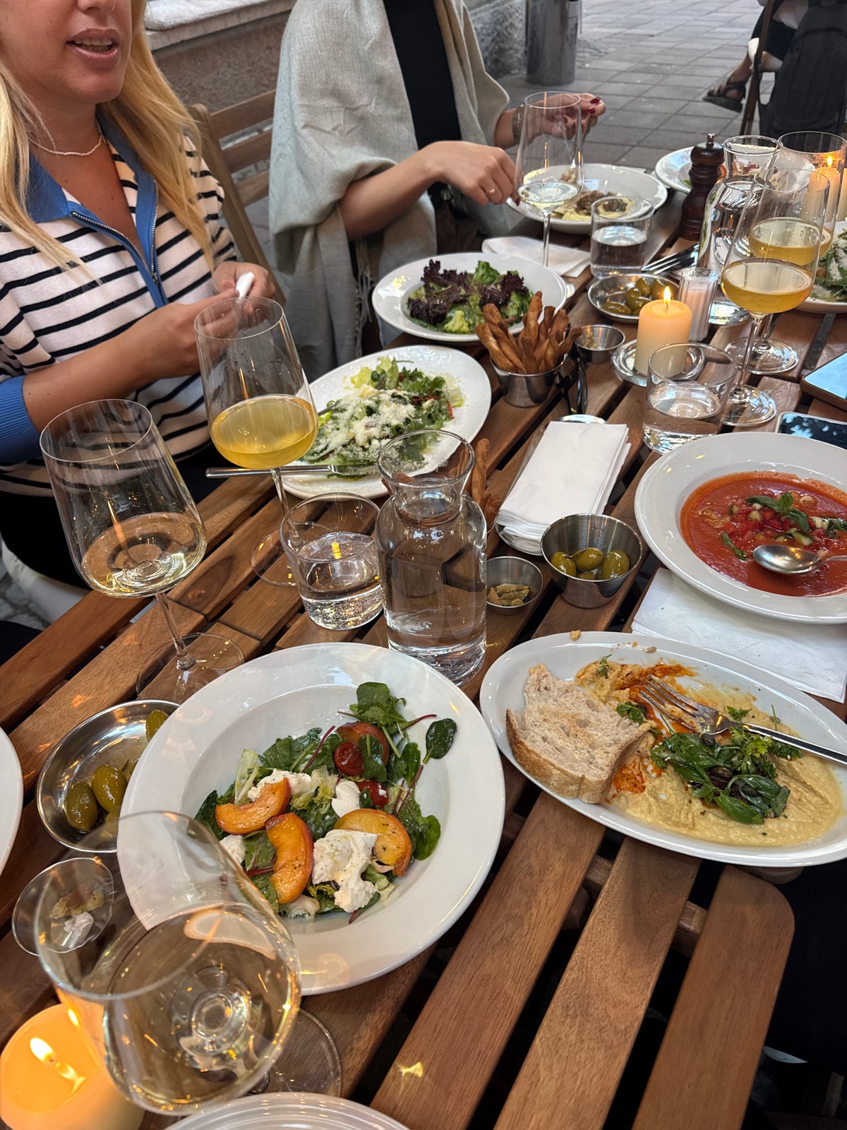 Belgrade dining and street life documented across afternoon hours