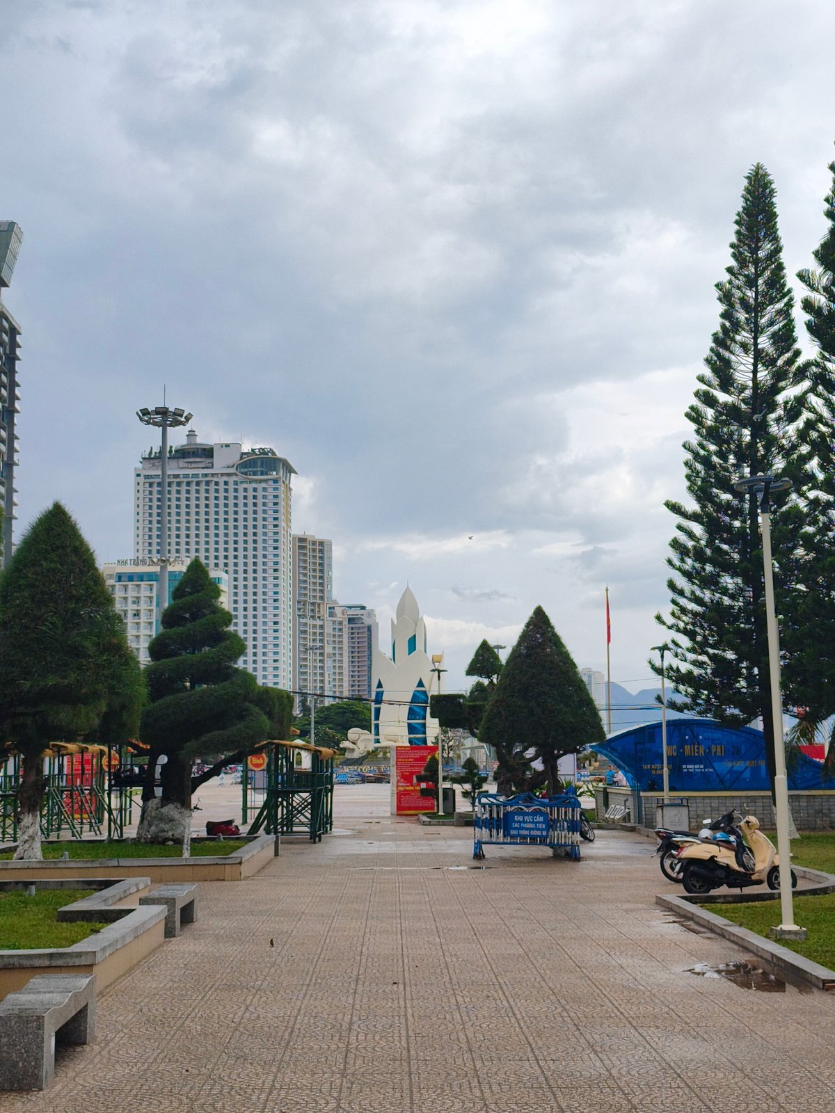 Street life and coastline along Nha Trang on a July morning