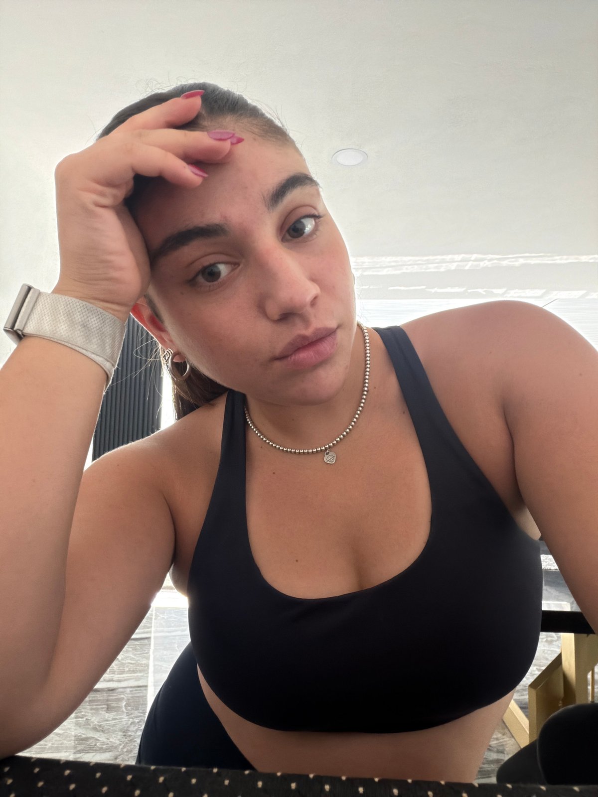 Woman documents daily life through selfies and home photos in Puebla