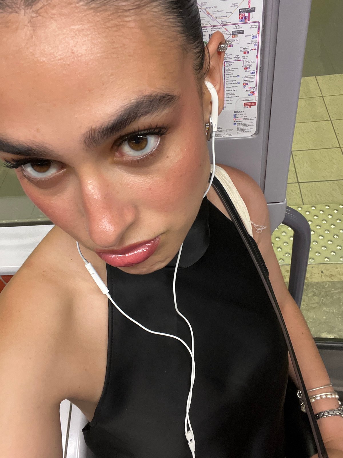 Woman with earphones spotted on Lyon metro Friday evening