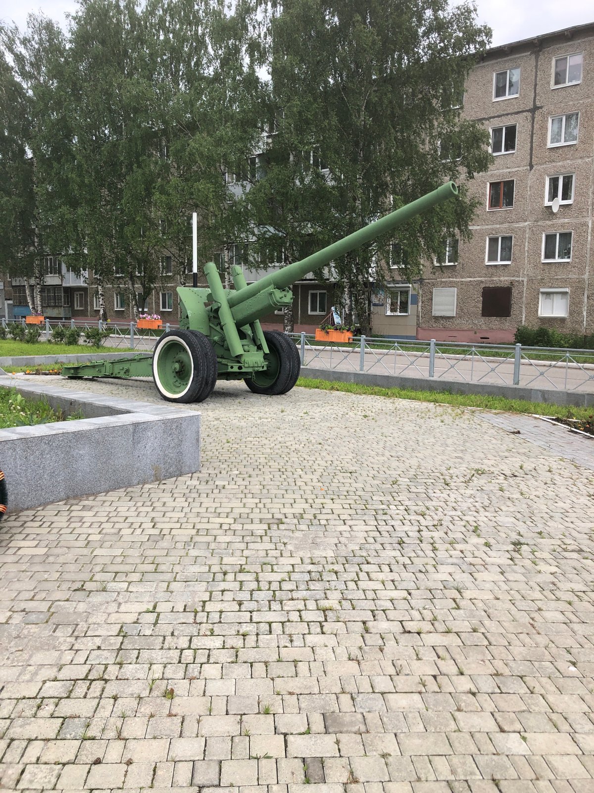 Spring morning documentation tour captures memorials, flowers in Solikamsk