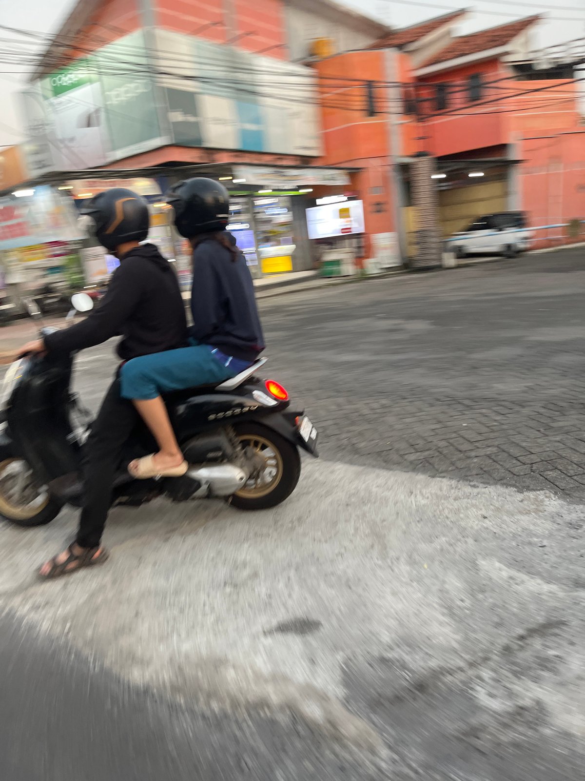 Everyday street life along a busy Sumorame corridor