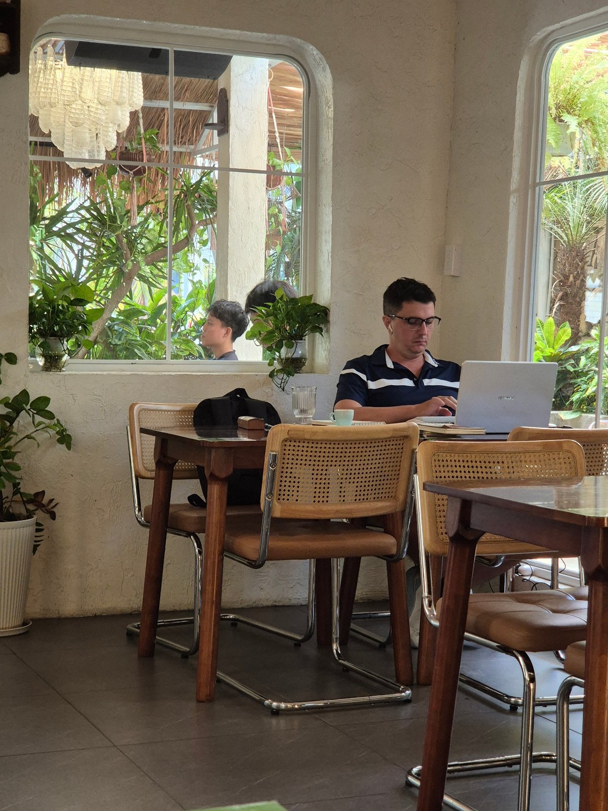 Late-night cafe session in Đà Nẵng with food and coffee