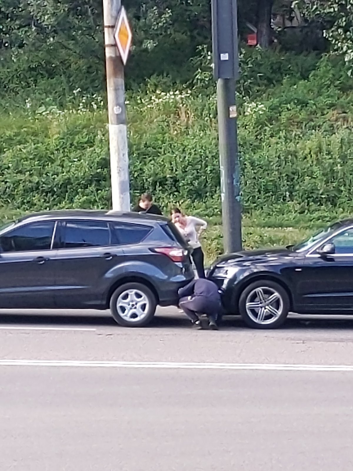 Quick street-level moments near a Kyiv roadside, mid-afternoon