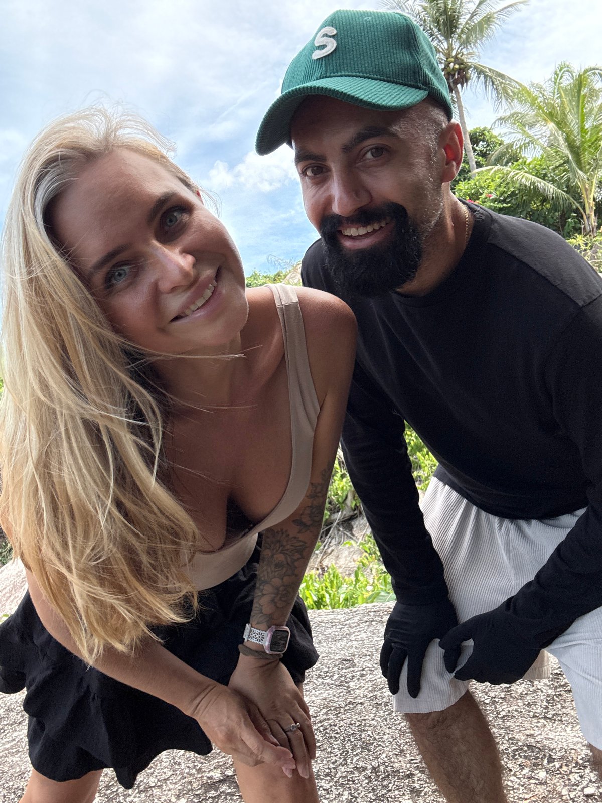 Couples photos on Ko Samui's rocky coastline