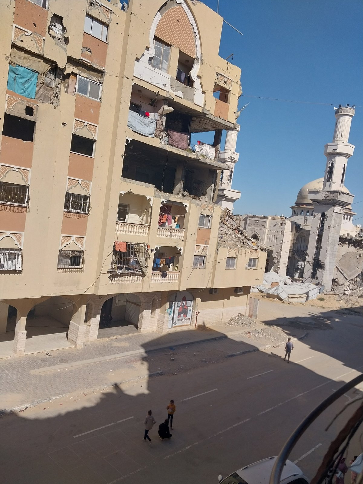 Witnesses document damaged buildings, pedestrian activity in Khan Yunis