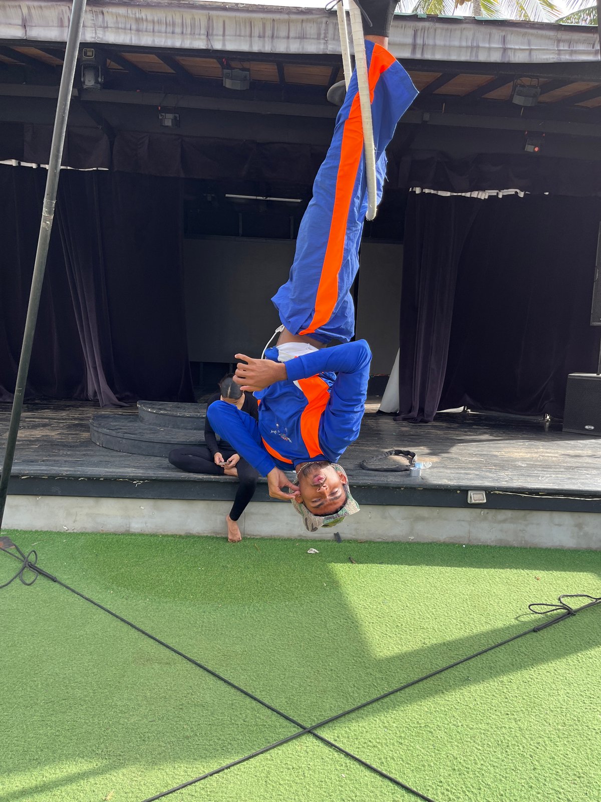 Aerial acrobatics training session documented in Porlamar, Venezuela