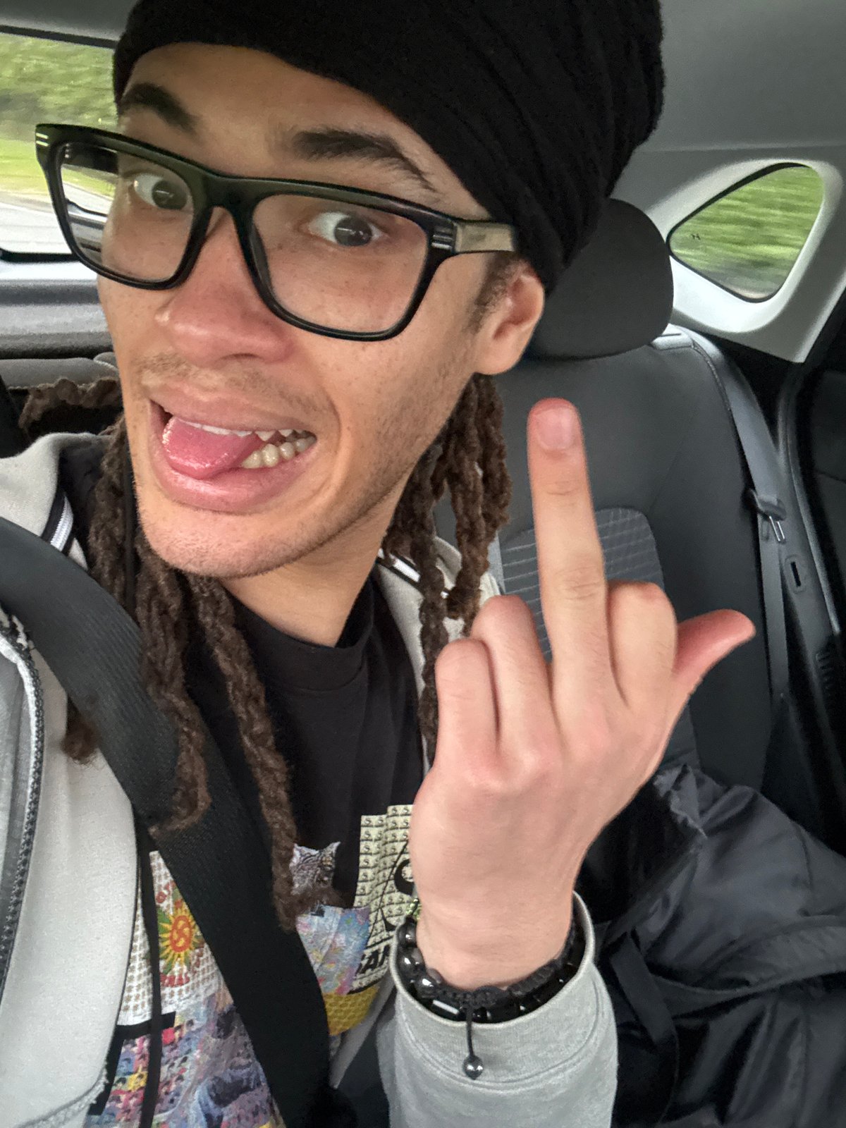Man with dreadlocks observed in car in Forges-les-Bains