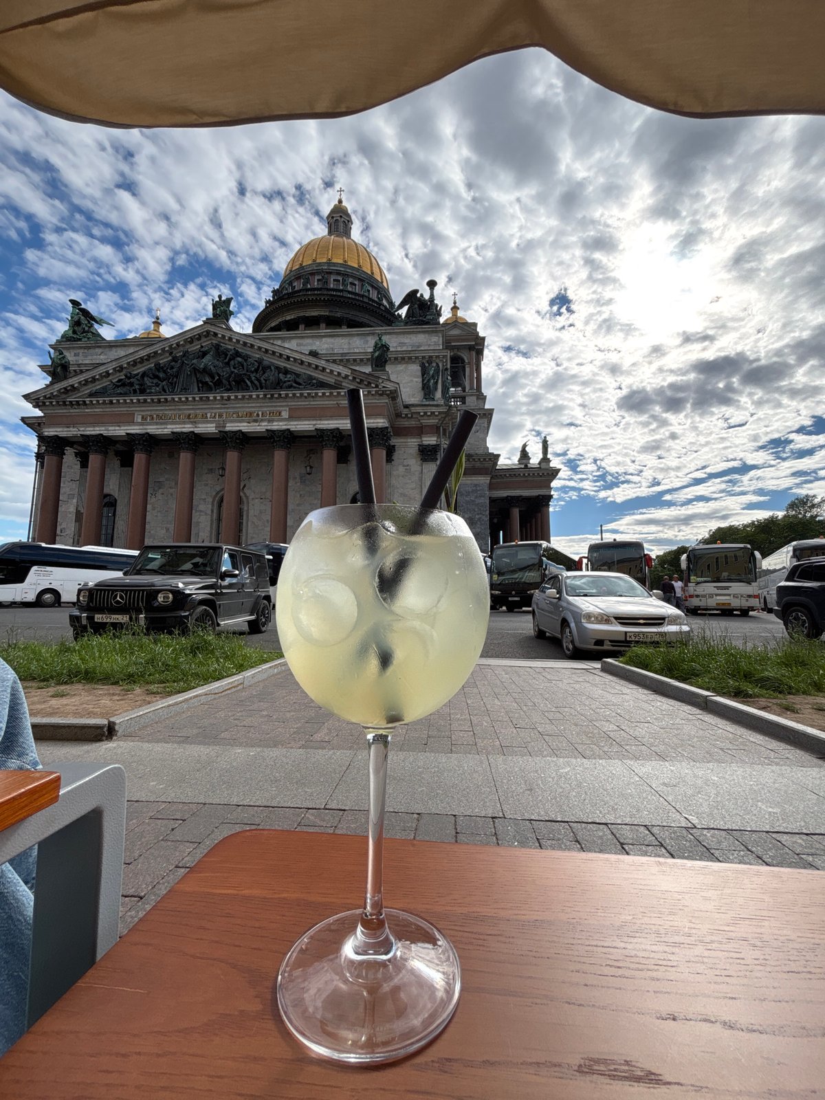 Cocktails at an ornate building in Lednevo, Russia