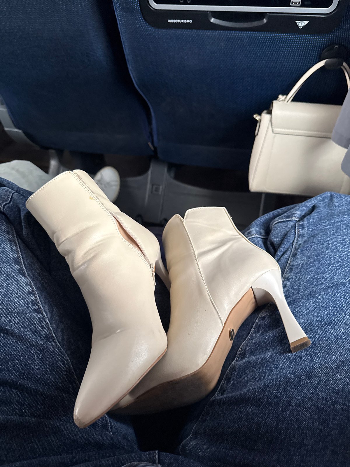 Passenger photographed with ankle boots aboard aircraft near Ocotlán